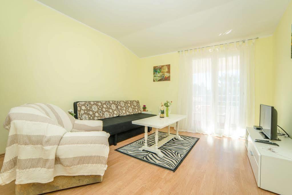 Apartments Betty Borik Rovinj Bagian luar foto